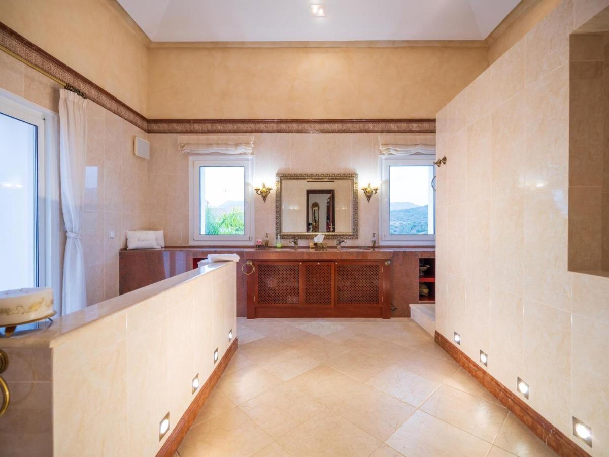 Vakantiehuis El Rosario Large W Heated Pool Marbella